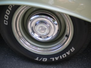 Do you know who made the car that has these wheels?  If you don't, they belong to a 1949 Oldsmobile Rocket 88.  I love the wheel arch cover thingy.  